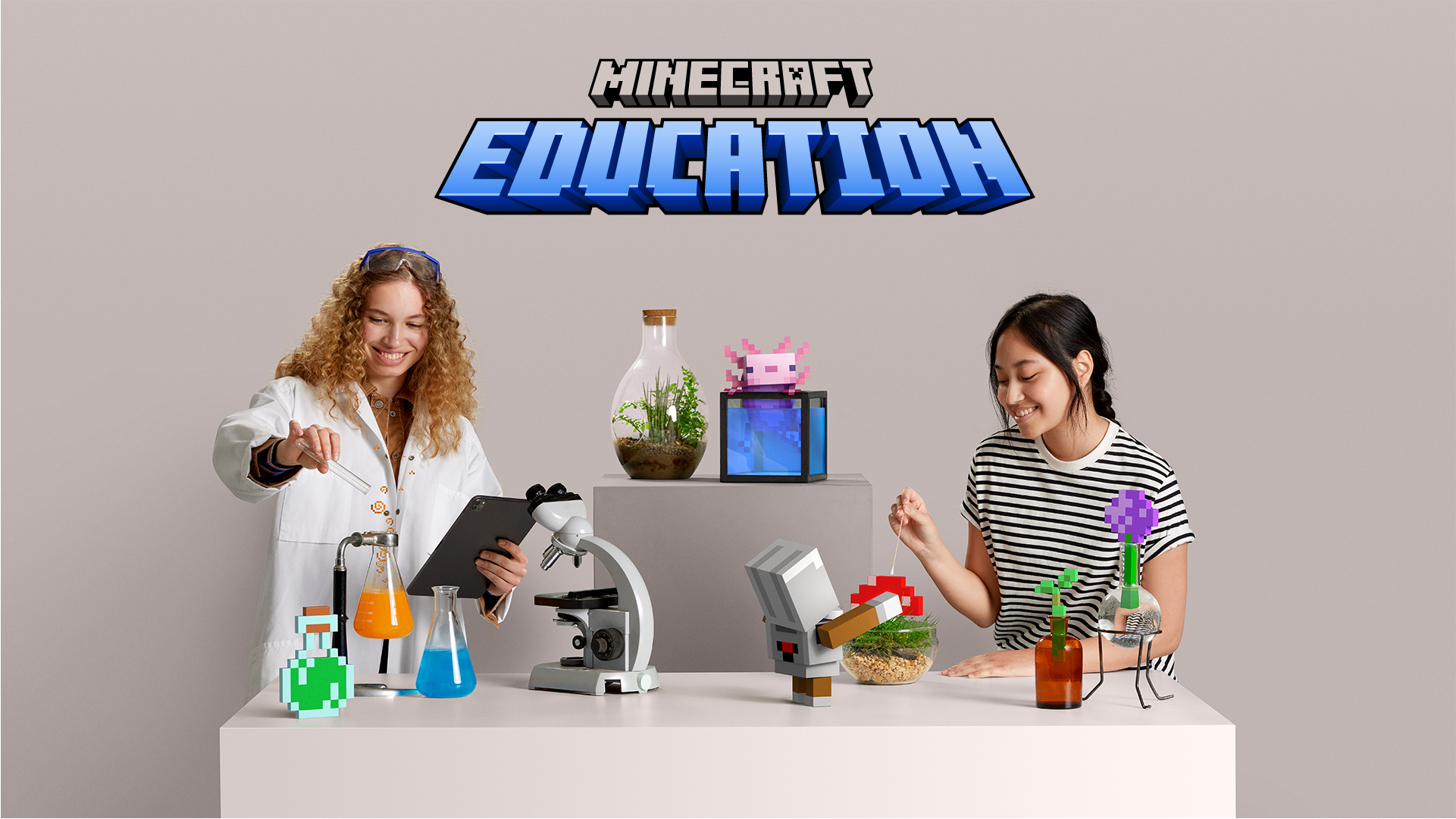 To kvinder udfører videnskabelige eksperimenter ved hjælp af udstyr med Minecraft-tema under Minecraft Education-logoet.