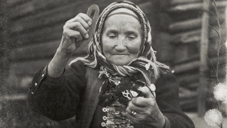 An old photo of an old lady.