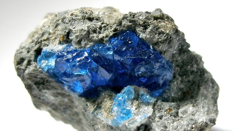 A photo of a real-world example of lapis lazuli ore.