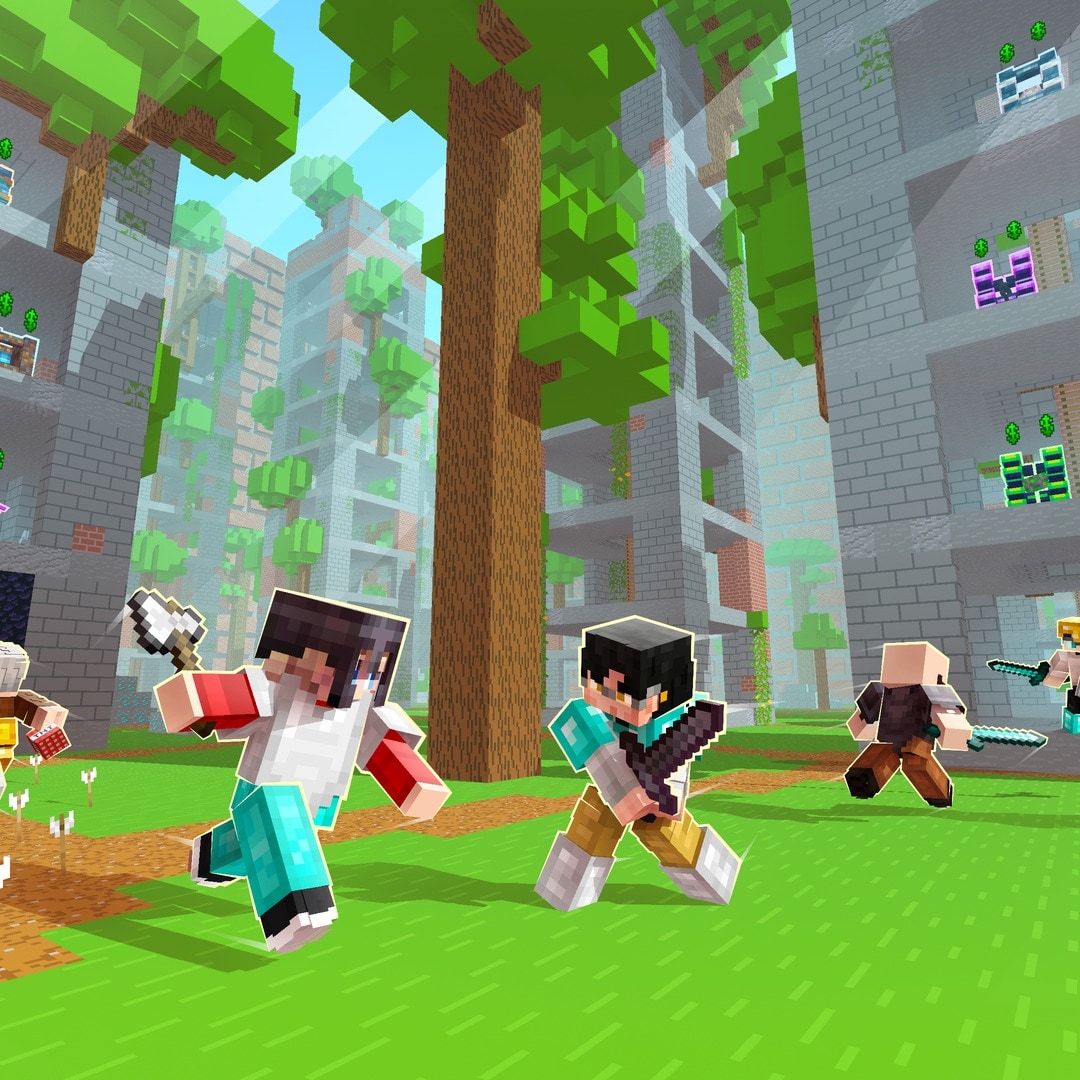 Minecraft-spillere kjemper mot hverandre med forskjellige våpen i et naturgjenvunnet urbant landskap.