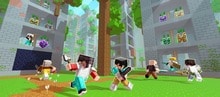 Minecraft-spillere kjemper mot hverandre med forskjellige våpen i et naturgjenvunnet urbant landskap.
