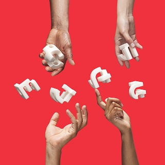 4 hænder rækker ud mod flydende blokbogstaver