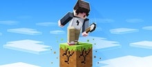 Minecraft-pelaaja, joka seisoo taivaalla leijuvalla mutakuutiolla ja kaivaa sitä lapiolla.